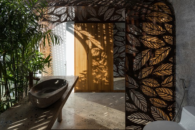 Thanh chắn gi&oacute; bằng sắt CNC với những h&igrave;nh cắt l&aacute;, một phi&ecirc;n bản c&aacute;ch điệu của tấm chắn gi&oacute; truyền thống (b&igrave;nh phong), c&oacute; chức năng như một thiết bị đối lưu &aacute;nh s&aacute;ng v&agrave; kh&ocirc;ng kh&iacute;.