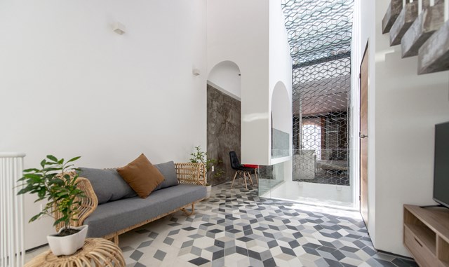 Ng&ocirc;i nh&agrave; được ngăn th&agrave;nh 2 phần gồm kh&ocirc;ng gian ri&ecirc;ng v&agrave; chung theo chiều cao. Tầng trệt được sử dụng l&agrave;m ph&ograve;ng kh&aacute;m kinh doanh v&agrave; nh&agrave; để xe thực hiện vai tr&ograve; l&agrave; sảnh chờ v&agrave;o nhiều thời điểm trong ng&agrave;y.&nbsp;