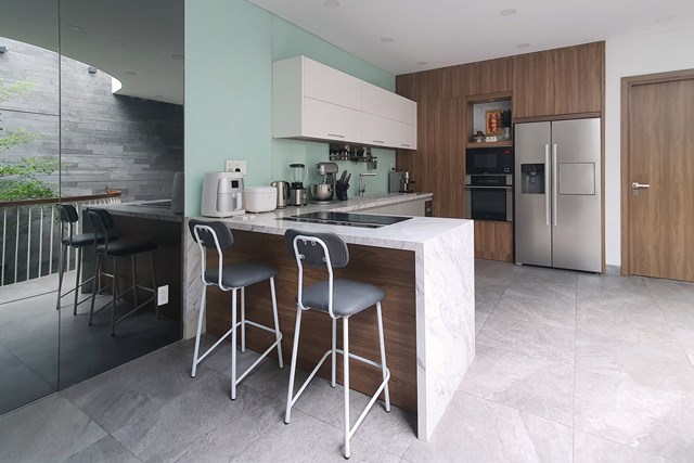 Thiết kế ph&ograve;ng bếp được chăm ch&uacute;t tỉ mỉ để những l&agrave;n gi&oacute; trong l&agrave;nh thổi qua v&igrave; đ&acirc;y l&agrave; nơi tụ họp thường xuy&ecirc;n của c&aacute;c th&agrave;nh vi&ecirc;n trong gia đ&igrave;nh.&nbsp;