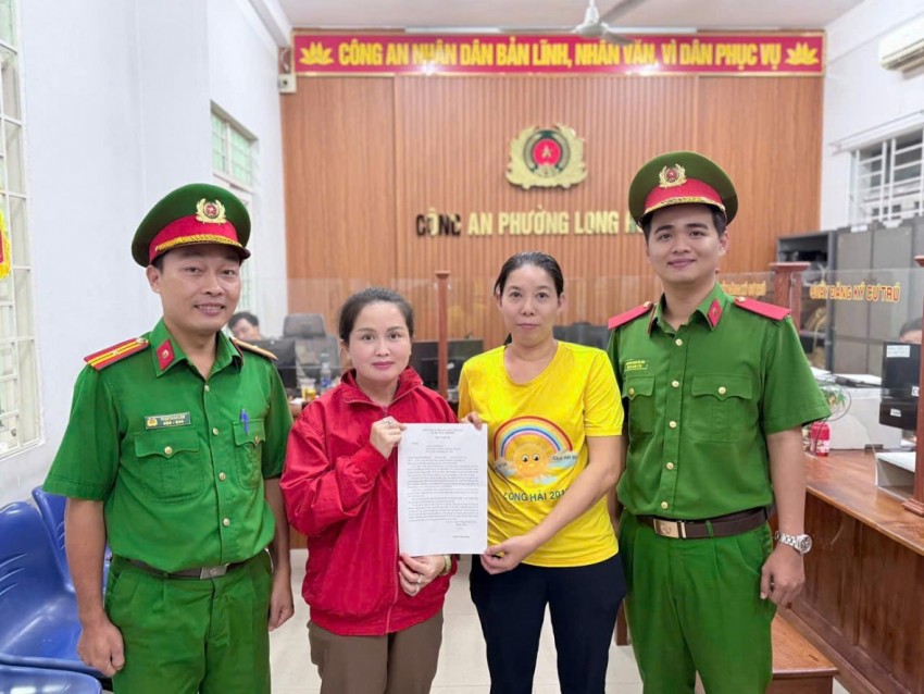 Công an phường Long Hưng, Tỉnh Đồng Nai hỗ trợ người dân hoàn trả lại tiền chuyển khoản nhầm