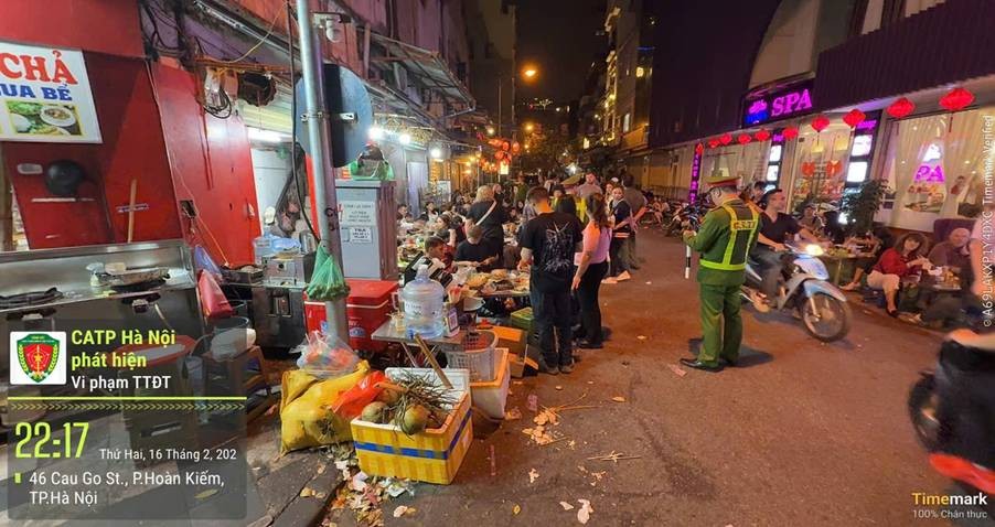 Cảnh sát trật tự tập trung xử lý vi phạm Trật tự đô thị trước thềm thời khắc Giao thừa tại khu vực phường Hoàn Kiếm. Cảnh sát trật tự tập trung xử lý vi phạm Trật tự đô thị trước thềm thời khắc Giao thừa tại khu vực phường Hoàn Kiếm.