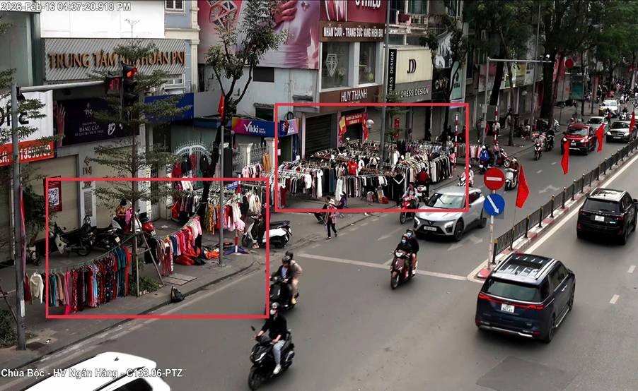 Vi phạm sử dụng trái phép hè phố để bày bán hàng hóa ghi nhận tại trước số nhà 133 phố Chùa Bộc, phường Kim Liên.