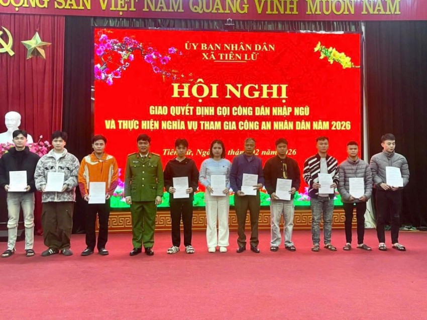 Thanh niên Đất Tổ nhận Quyết định thực hiện nghĩa vụ tham gia Công an nhân dân năm 2026 Thanh niên Đất Tổ nhận Quyết định thực hiện nghĩa vụ tham gia Công an nhân dân năm 2026