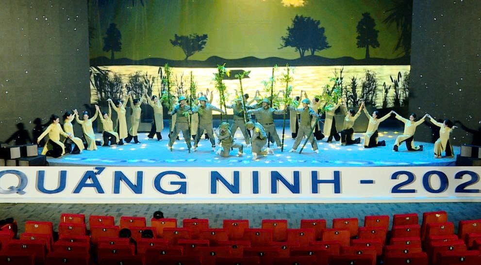  Tiết mục nghệ thuật trong buổi tổng duyệt trước ngày diễn ra đêm thơ.