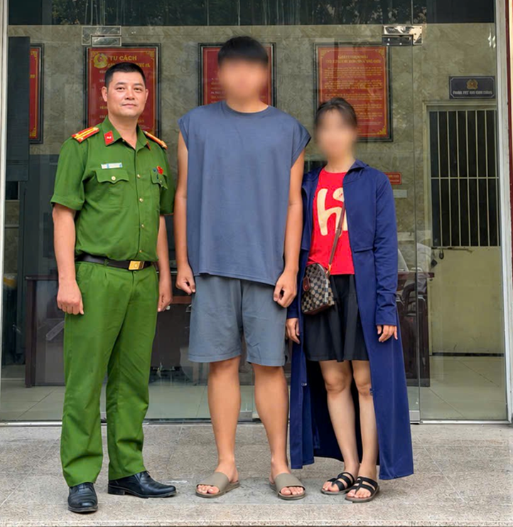 Nam sinh Đ.V.Đ. được Công an phường Phú Thượng đưa về an toàn sau khi kịp thời ngăn chặn vụ lừa đảo “bắt cóc online”.