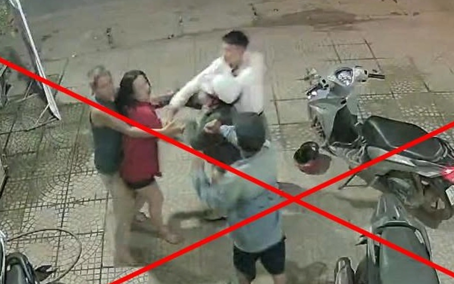 Hương to tiếng, xô xát với một người dân dù được nhiều người can ngăn (Ảnh cắt từ clip: Công an cung cấp).