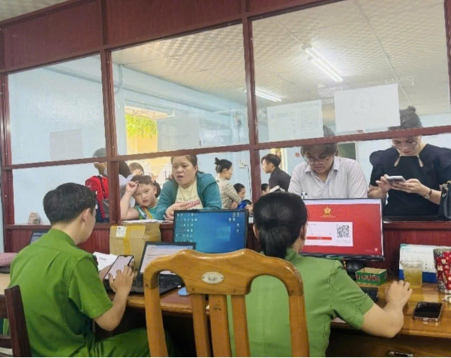 Công an Gia Lai hướng dẫn và tiếp nhận hồ sơ cho công dân trên Cổng Dịch vụ công Bộ Công an. Ảnh: Công an Gia Lai