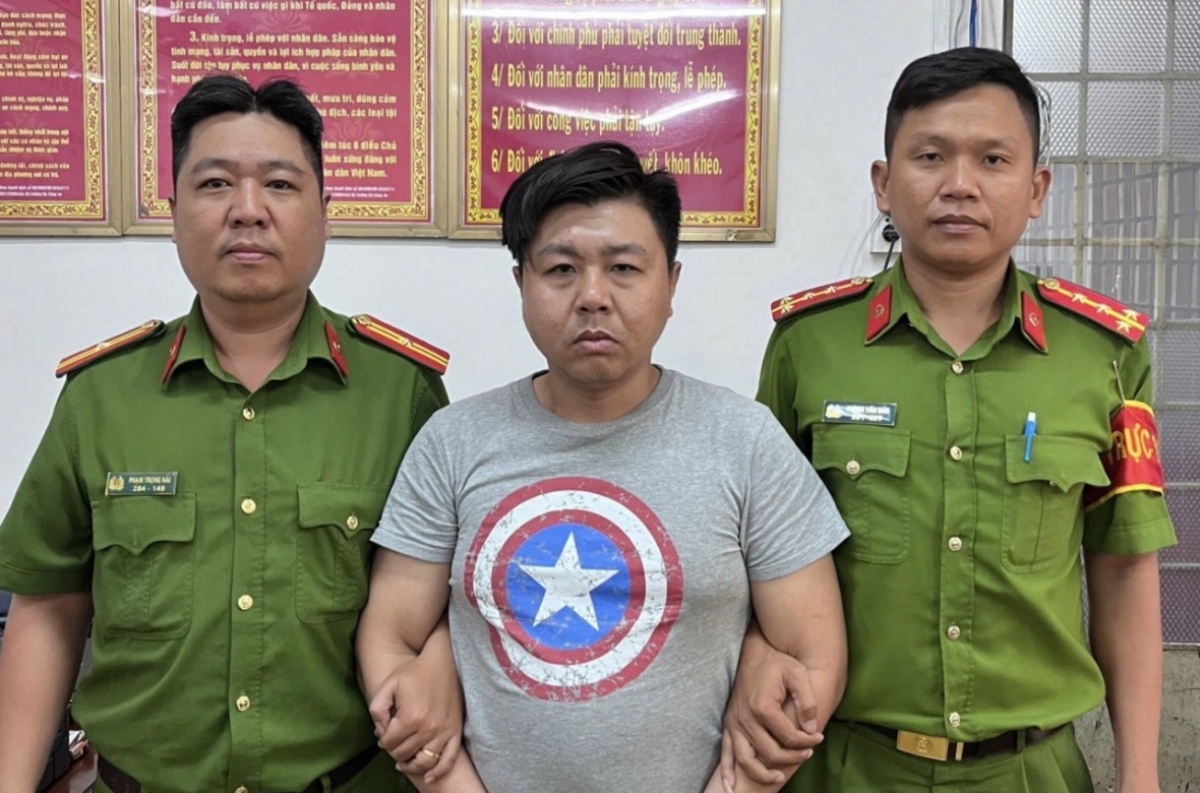 Bắt khẩn cấp kẻ đập phá đồ của nữ hành khách trước nhà ga T3 Tân Sơn Nhất