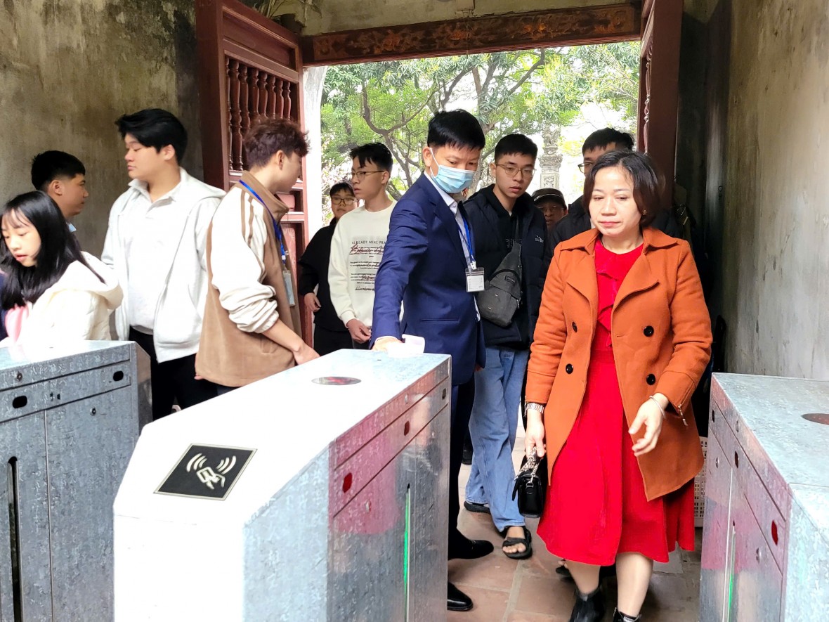 Biển người tới du xuân, xin chữ tại Văn Miếu chiều mùng 2 tết Biển người tới du xuân, xin chữ tại Văn Miếu chiều mùng 2 tết