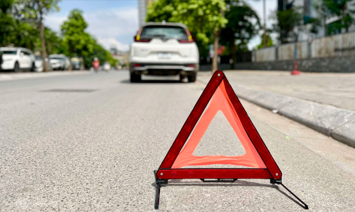 Việc đặt vật cảnh báo ở khoảng cách đủ xa phía sau xe gặp sự cố phải dừng trên đường sẽ giúp hạn chế nguy cơ tai nạn liên hoàn 