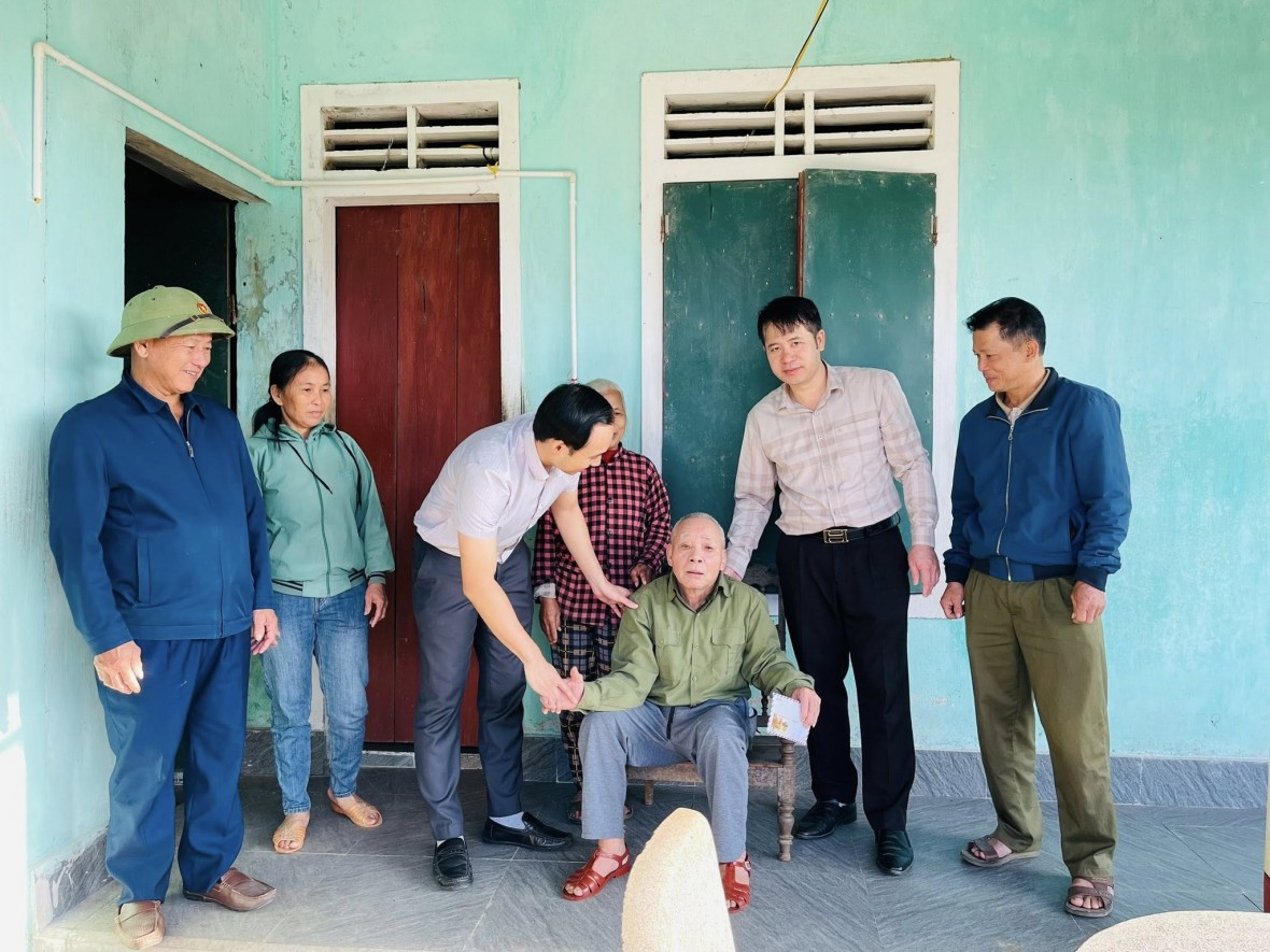 Hơn 78.500 người có công Hà Tĩnh được tặng quà tết Nguyên đán Bính Ngọ.