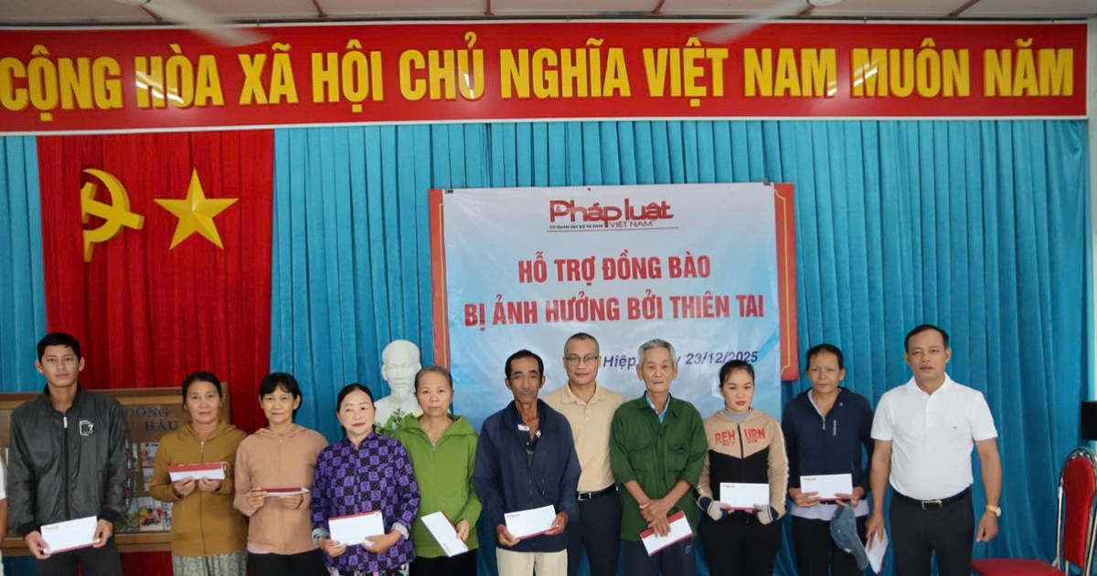 Báo Pháp luật Việt Nam trao 350 triệu đồng hỗ trợ người dân vùng lũ Khánh Hòa