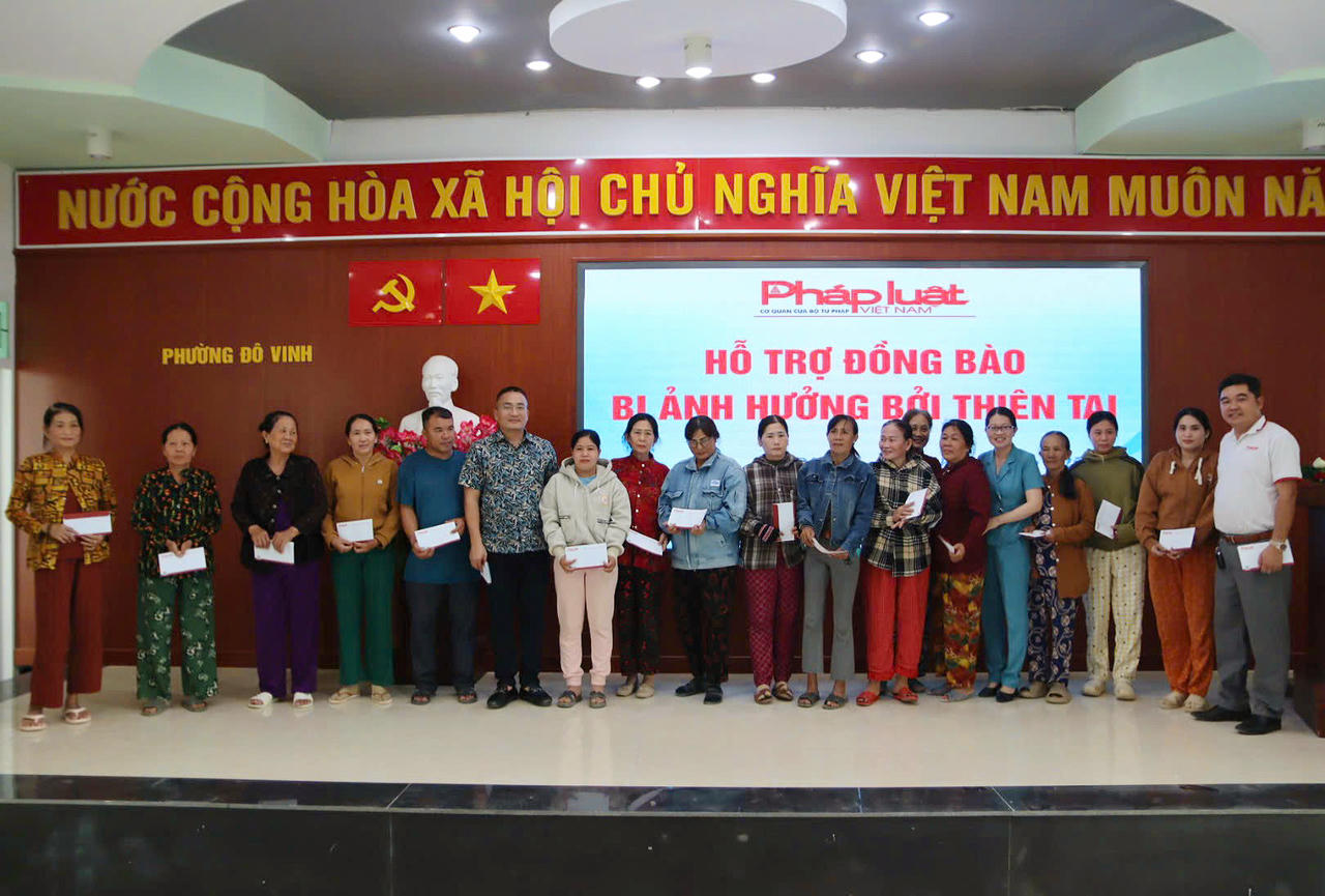 B&aacute;o Ph&aacute;p luật Việt Nam trao 350 triệu đồng hỗ trợ người d&acirc;n v&ugrave;ng lũ Kh&aacute;nh H&ograve;a