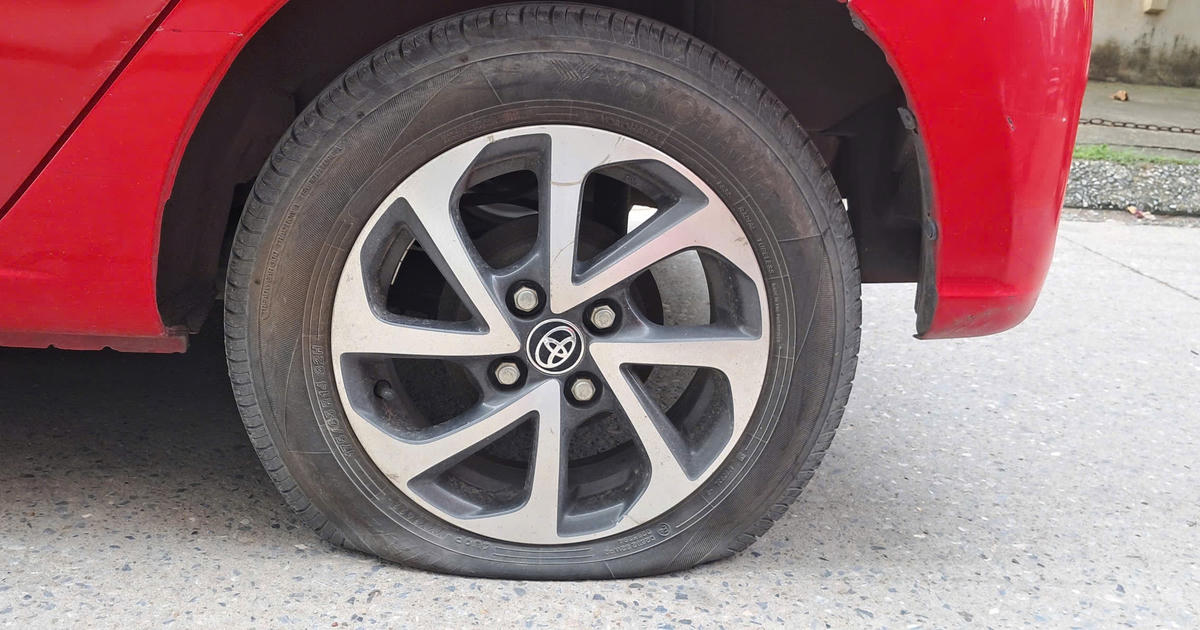 Xác minh thông tin xe ô tô bị chọc thủng 3 lốp tại khu chung cư ở Hà Nội