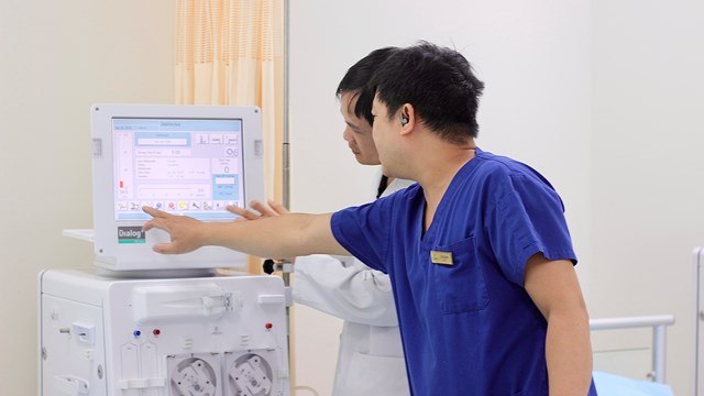 Lọc máu khẩn cấp cứu người đàn ông lạm dụng rượu 'bệnh chồng bệnh' ở Phú Quốc