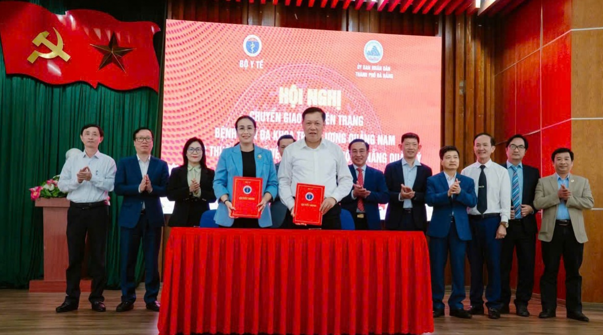 Thứ trưởng Bộ Y tế Đỗ Xuân Tuyên, Phó Chủ tịch UBND thành phố Đà Nẵng Nguyễn Thị Anh Thi thực hiện nghi thức chuyển giao và tiếp nhận quản lý Bệnh viện Đa khoa Trung ương Quảng Nam.