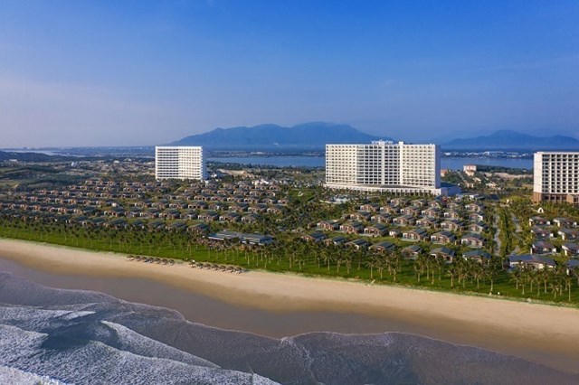 Quần thể du lịch nghỉ dưỡng M&ouml;venpick Resort Cam Ranh v&agrave; Radisson Blu Resort Cam Ranh tọa lạc tại 