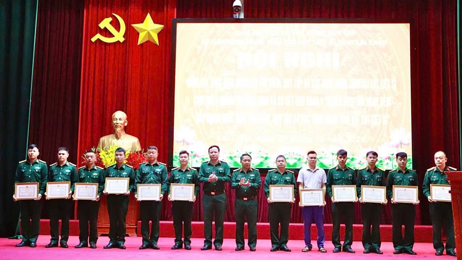 Lãnh đạo Bộ Chỉ huy quân sự tỉnh Lai Châu trao giấy khen cho các cá nhân có thành tích xuất sắc trong thực hiện nhiệm vụ tìm kiếm, quy tập và xác định danh tính hài cốt liệt sĩ. (Ảnh: Trần Tuấn).