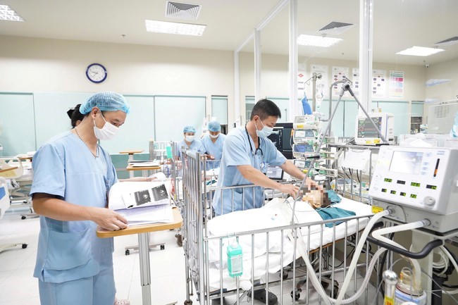 Bác sĩ Bệnh viện Nhi Trung ương thăm khám cho trẻ sau ca ghép gan. (Ảnh: Bệnh viện Nhi Trung ương)