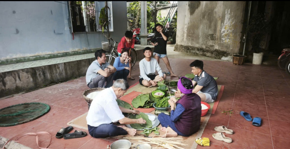 Gói niềm vui năm cũ, mở hy vọng năm mới trong chiếc bánh chưng xanh