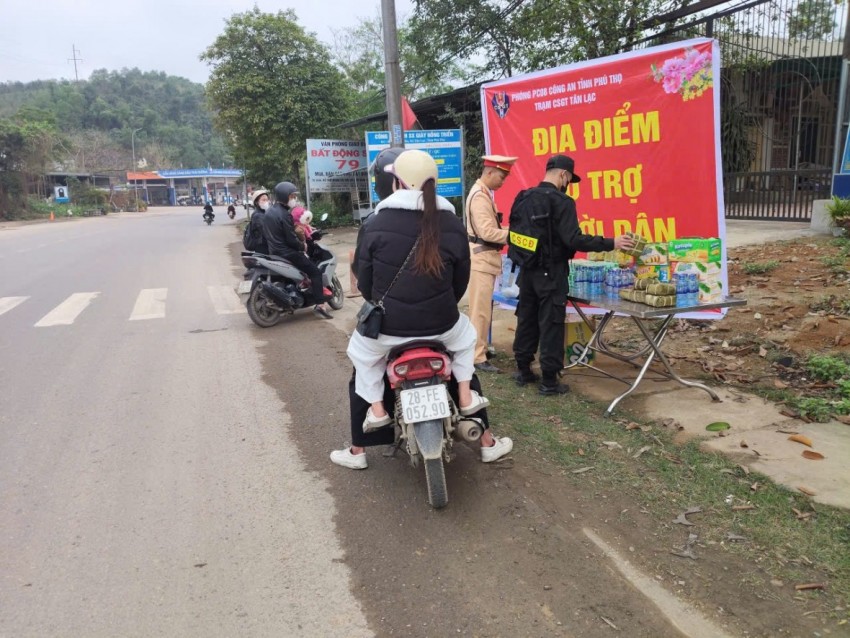 Ấm áp nghĩa tình CSGT trên Quốc lộ 6: Tiếp sức người lao động về quê đón Tết Ấm áp nghĩa tình CSGT trên Quốc lộ 6: Tiếp sức người lao động về quê đón Tết