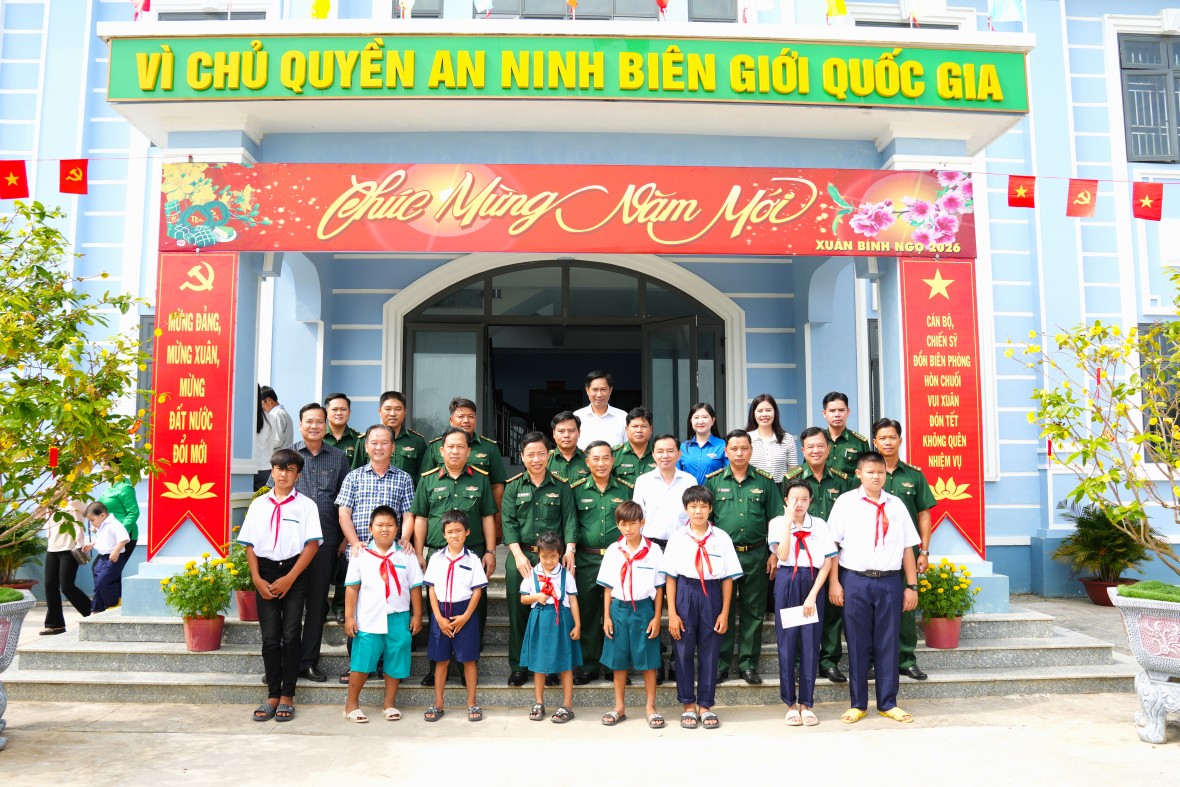 Xuân nơi đầu sóng: Ấm áp tình quân – dân trên tuyến đầu biên giới biển Cà Mau