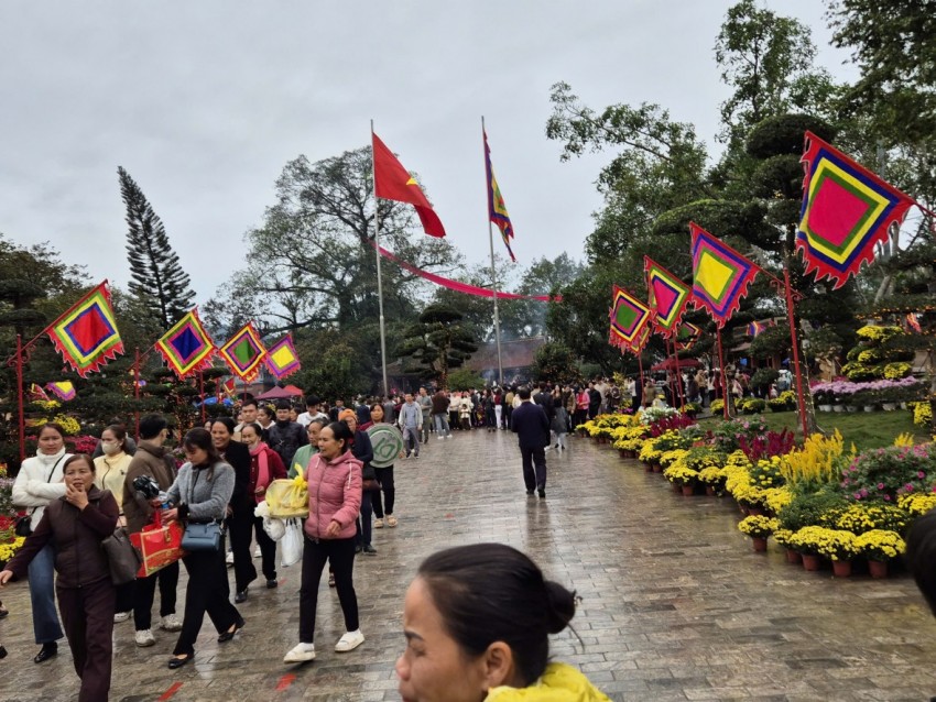 Lối vào của đến được cắm cờ hoa sẵn sàng cho ngày khai hội. Lối vào của đến được cắm cờ hoa sẵn sàng cho ngày khai hội.