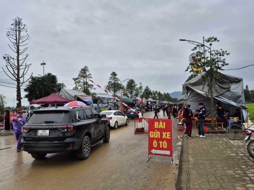 Lối vào khu bãi để xe luôn có cán bộ túc trực hưỡng dẫn, sắp xếp cho người và phương tiện tránh tình trạng quá tải cho bãi xe bên trong cổng đền. Lối vào khu bãi để xe luôn có cán bộ túc trực hưỡng dẫn, sắp xếp cho người và phương tiện tránh tình trạng quá tải cho bãi xe bên trong cổng đền.