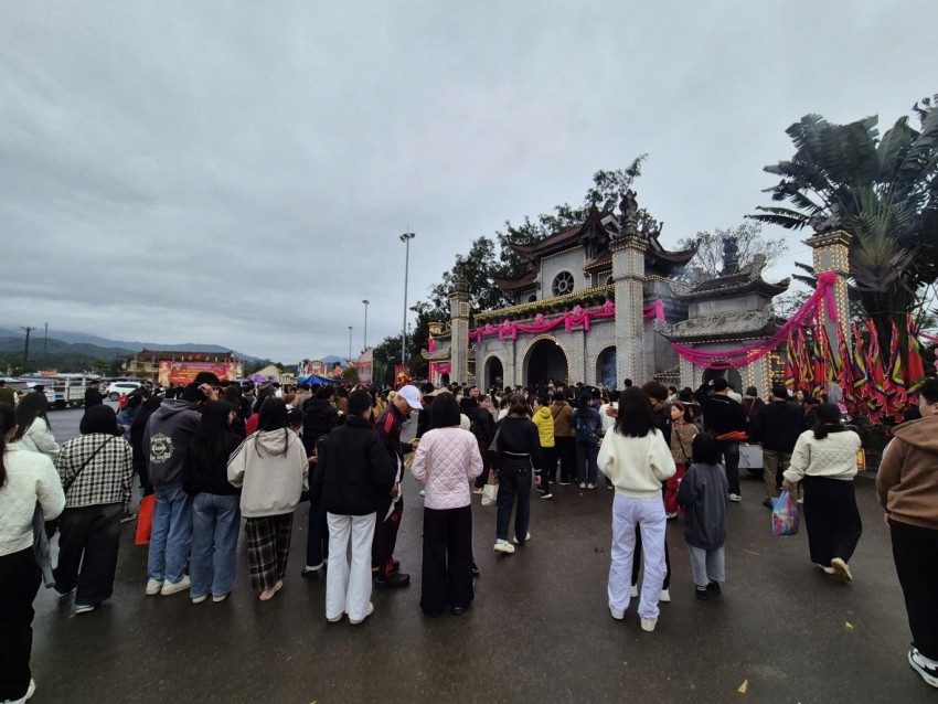 Ngay từ sáng sớm nhiều lỗi rẽ vào cổng chính của Đền Mẫu Âu Cơ bị ùn tắc nhẹ do lượng người và phương tiện đổ về lễ Mẫu mỗi ngày một đông khiến cho lực lượng CSGT, Công an, Cảnh sát cơ động phải căng mình phân luồng đảm bảo giao thông được thông suốt. Ngay từ sáng sớm nhiều lỗi rẽ vào cổng chính của Đền Mẫu Âu Cơ bị ùn tắc nhẹ do lượng người và phương tiện đổ về lễ Mẫu mỗi ngày một đông khiến cho lực lượng CSGT, Công an, Cảnh sát cơ động phải căng mình phân luồng đảm bảo giao thông được thông suốt.