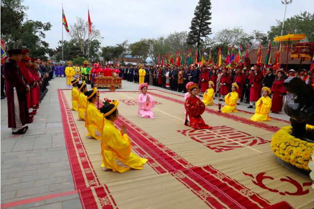Thành kính thực hiện nghi thức Tế nữ quan tại Lễ dâng hương tưởng nhớ, tri ân công đức Tổ Mẫu Âu Cơ năm Ất Tỵ 2025. Thành kính thực hiện nghi thức Tế nữ quan tại Lễ dâng hương tưởng nhớ, tri ân công đức Tổ Mẫu Âu Cơ năm Ất Tỵ 2025.
