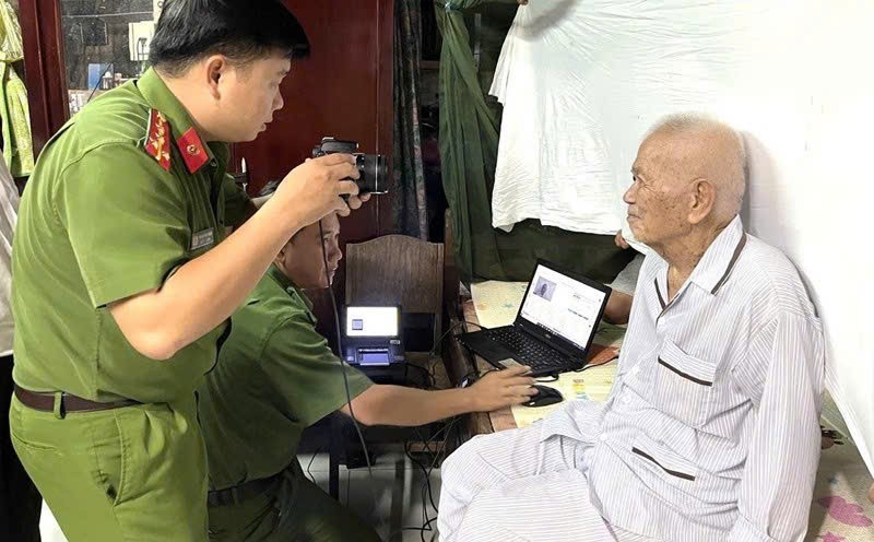 Công an xã Đại Phước đến tận nhà làm CCCD cho người cao tuổi.
