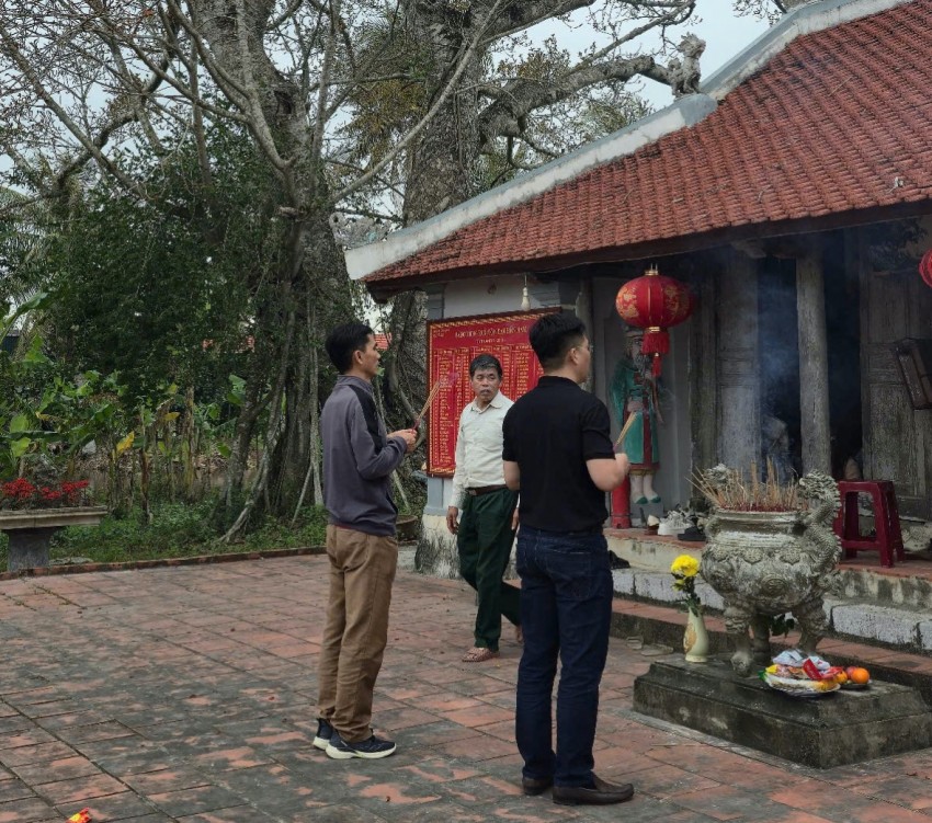 Xuân mới tới đền Nam linh thiêng: Khói hương lan toả niềm tin và hy vọng