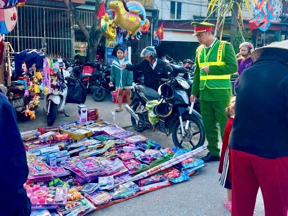 Giải tỏa vi phạm hành lang ATGT - Ảnh Công an Hà Tĩnh. Giải tỏa vi phạm hành lang ATGT - Ảnh Công an Hà Tĩnh.