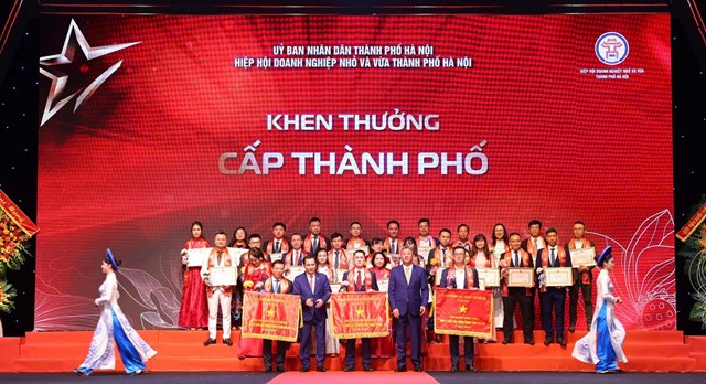 Việc trao tặng bằng khen nhằm tạo động lực cho doanh nghiệp doanh nh&acirc;n ph&aacute;t triển sản xuất, kinh doanh v&agrave; g&oacute;p phần thực hiện an sinh x&atilde; hội &nbsp;