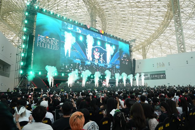 Biển người h&acirc;m mộ tại VEC đ&oacute;n chờ sự xuất hiện của c&aacute;c tuyển thủ Việt Nam & huyền thoại T1 &nbsp;