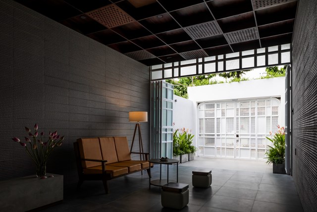 Tuy nhi&ecirc;n, bố cục nh&agrave; phố thường c&oacute; những khuyết điểm như hẹp ngang, c&aacute;ch x&acirc;y dựng trải d&agrave;i, chia ph&ograve;ng th&ocirc;ng thường g&acirc;y thiếu s&aacute;ng, th&ocirc;ng gi&oacute;, chống ồn k&eacute;m v&agrave; kh&ocirc;ng đủ diện t&iacute;ch cho s&acirc;n vườn.