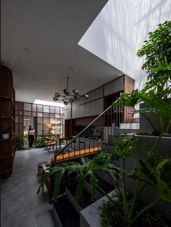 Thiết kế bố cục đảm bảo mỗi kh&ocirc;ng gian chức năng phải gắn liền với kh&ocirc;ng gian xanh như giếng trời v&agrave; khoảng xanh. Nhờ đ&oacute;, tất cả c&aacute;c kh&ocirc;ng gian đều c&oacute; sự hiện diện của c&acirc;y xanh v&agrave; &aacute;nh s&aacute;ng tự nhi&ecirc;n.