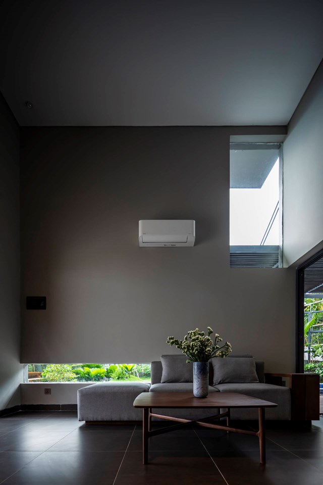 Ph&ograve;ng kh&aacute;ch c&oacute; &ocirc; cửa k&iacute;nh để lấy &aacute;nh s&aacute;ng tự nhi&ecirc;n.