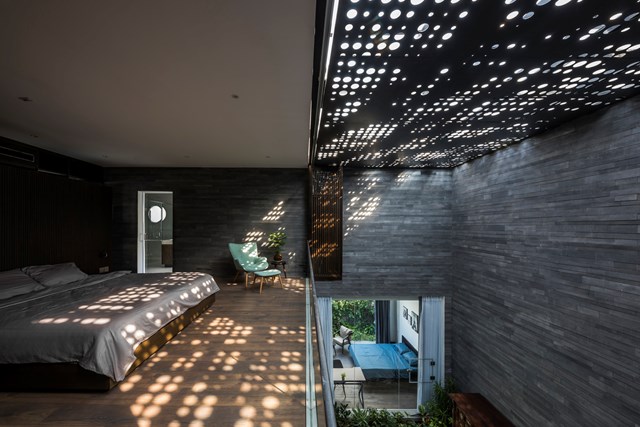 C&aacute;c chi tiết nội thất được thiết kế tinh giản gi&uacute;p tạo sự th&ocirc;ng tho&aacute;ng cho kh&ocirc;ng gian nh&agrave; ở truyền thống Đ&ocirc;ng &Aacute;. Vật liệu x&acirc;y dựng tự nhi&ecirc;n, &aacute;nh nắng mặt trời c&ugrave;ng c&acirc;y xanh vừa tạo trải nghiệm th&uacute; vị đồng thời gi&uacute;p chủ nh&acirc;n ng&ocirc;i nh&agrave; h&ograve;a m&igrave;nh v&agrave;o kh&ocirc;ng gian sống.&nbsp;