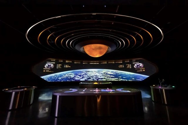 Tr&ecirc;n tầng 5 của t&ograve;a th&aacute;p l&agrave; kh&ocirc;ng gian d&agrave;nh ri&ecirc;ng cho những người y&ecirc;u th&iacute;ch kh&aacute;m ph&aacute; vũ trụ. Một trạm kh&ocirc;ng gian vũ trụ được dựng l&ecirc;n giống y như thật gi&uacute;p bạn trải nghiệm cảm gi&aacute;c như bước đi trong kh&ocirc;ng gian để hiểu hơn về hệ mặt trời hay ngắm nh&igrave;n Mặt trăng từ trạm vũ trụ&nbsp;c&aacute;ch Tr&aacute;i đất 600km.