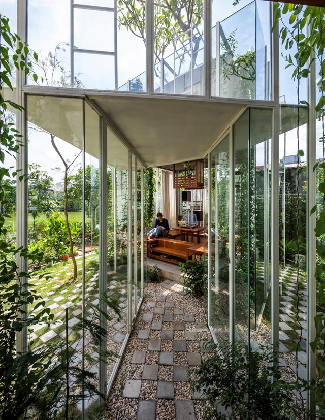 C&aacute;c lối đi đều được trải sỏi v&agrave; đ&aacute; tự nhi&ecirc;n. Kh&ocirc;ng gian ph&ograve;ng kh&aacute;ch kh&ocirc;ng qu&aacute; lớn.&nbsp;Nội thất gỗ thiết kế tối giản nhưng vẫn đảm bảo nhu cầu cơ bản của gia chủ.