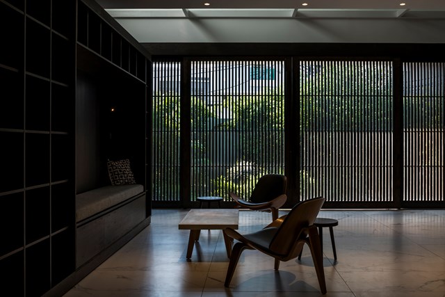 Cửa trượt lam gỗ kh&ocirc;ng chỉ gi&uacute;p lấy s&aacute;ng m&agrave; c&ograve;n tạo vẻ b&iacute; ẩn th&ecirc;m cho ng&ocirc;i nh&agrave;.