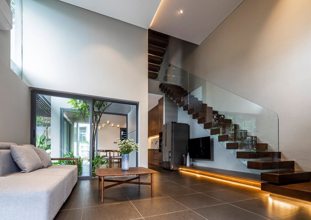 Kh&ocirc;ng gian sinh hoạt chung gồm ph&ograve;ng kh&aacute;ch, ph&ograve;ng bếp v&agrave; khu ăn uống được thiết kế dạng mở, c&oacute; cửa k&iacute;nh lớn nh&igrave;n ra s&acirc;n vườn v&agrave; bể bơi. Đặc điểm n&agrave;y gi&uacute;p gia tăng sự kết nối của c&aacute;c th&agrave;nh vi&ecirc;n trong gia đ&igrave;nh hơn.