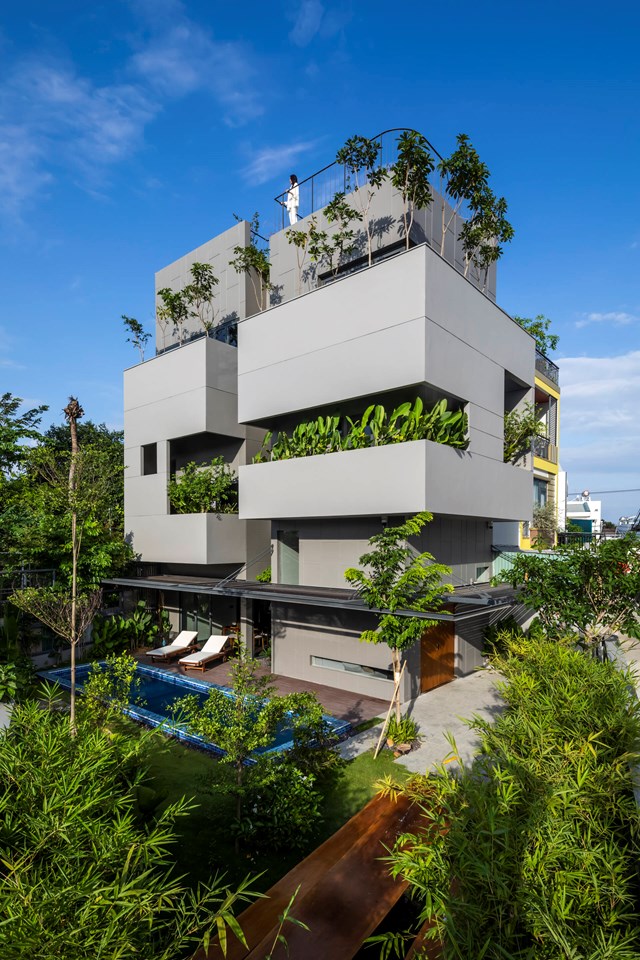 Bi House được x&acirc;y dựng tr&ecirc;n khu đất rộng 80m&sup2;. Để giữ lại nhiều nhất c&oacute; thể c&aacute;c khoảng xanh tự nhi&ecirc;n, c&aacute;c kiến tr&uacute;c sư đ&atilde;&nbsp;bố tr&iacute; những mảng xanh len lỏi khắp mọi kh&ocirc;ng gian trong ng&ocirc;i nh&agrave;. C&aacute;c khoảng xanh bao quanh c&ocirc;ng tr&igrave;nh kh&ocirc;ng chỉ đ&oacute;ng vai tr&ograve; l&agrave; một lớp l&aacute; chắn tự nhi&ecirc;n trước nhiệt độ, tiếng ồn, kh&oacute;i bụi m&agrave; c&ograve;n tạo n&ecirc;n diện mạo độc đ&aacute;o cho ng&ocirc;i nh&agrave; khi nh&igrave;n từ b&ecirc;n ngo&agrave;i.