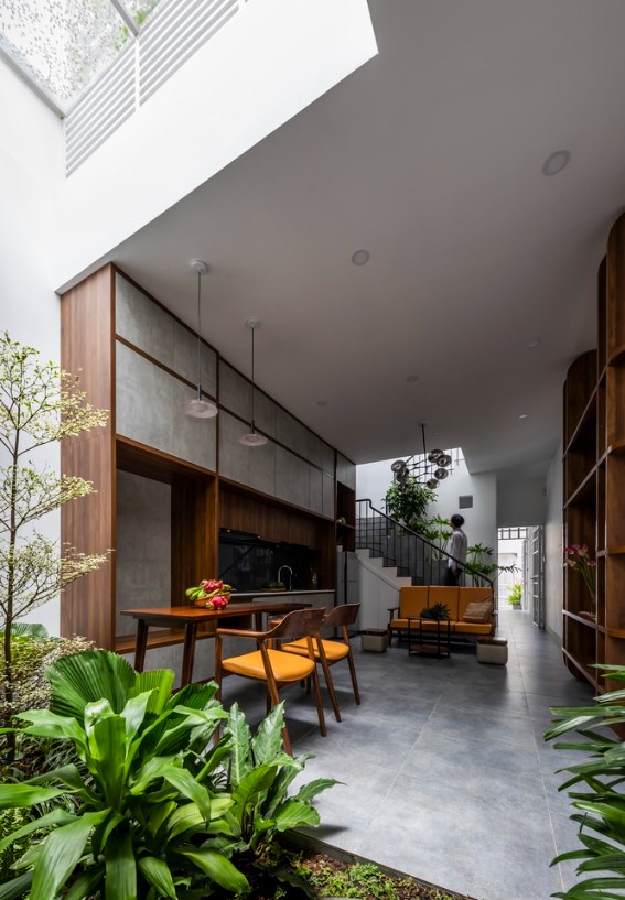 Hai trục th&ocirc;ng gi&oacute; tự nhi&ecirc;n được thiết lập theo chiều dọc v&agrave; chiều ngang gi&uacute;p đảm bảo tất cả c&aacute;c kh&ocirc;ng gian trong nh&agrave; phố đều được th&ocirc;ng tho&aacute;ng.