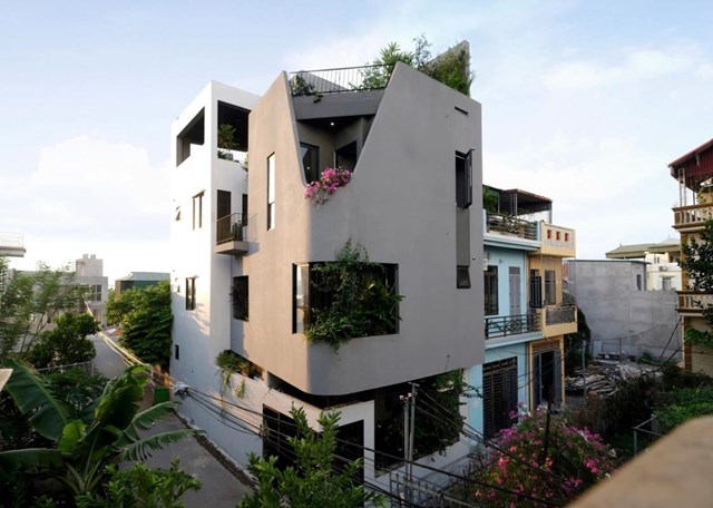 Chủ nh&acirc;n&nbsp;Cobblestone House từng l&agrave;m việc với người d&acirc;n tộc thiểu số trong v&agrave;i năm v&agrave; t&iacute;ch lũy được nhiều kiến thức văn h&oacute;a d&acirc;n tộc đặc trưng.&nbsp;Anh đ&atilde; kh&eacute;o l&eacute;o lưu giữ những bản sắc văn h&oacute;a, m&agrave;u sắc truyền thống của l&agrave;ng qu&ecirc; v&ugrave;ng cao cũng như n&eacute;t&nbsp;truyền thống của qu&ecirc; hương l&agrave;ng gốm B&aacute;t Tr&agrave;ng để tạo n&ecirc;n kh&ocirc;ng gian sống độc đ&aacute;o của ri&ecirc;ng m&igrave;nh.