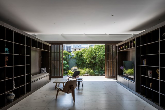 Ph&ograve;ng kh&aacute;ch được thiết kế với những kệ tủ&nbsp;&ocirc; vu&ocirc;ng lớn, l&agrave; nơi để chủ nh&acirc;n trưng b&agrave;y m&oacute;n đồ y&ecirc;u th&iacute;ch v&agrave; phụ kiện trang tr&iacute;.