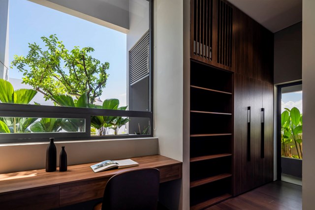 Kh&ocirc;ng gian ph&ograve;ng ngủ lu&ocirc;n xanh ng&aacute;t. Ngo&agrave;i tăng t&iacute;nh thẩm mỹ, c&aacute;c vườn c&acirc;y c&ograve;n tạo b&oacute;ng r&acirc;m gi&uacute;p chắn bớt nắng, điều h&ograve;a nhiệt độ cho kh&ocirc;ng gian.