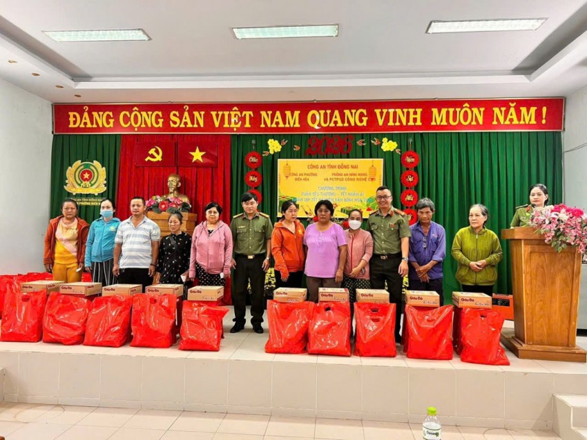 Công an Đồng Nai lan tỏa phong trào “Tết vì người nghèo” – Trao yêu thương, đón Xuân Bính Ngọ 2026 Công an Đồng Nai lan tỏa phong trào “Tết vì người nghèo” – Trao yêu thương, đón Xuân Bính Ngọ 2026