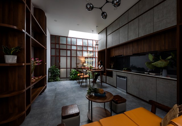 C&aacute;c giải ph&aacute;p của kiến tr&uacute;c sư đ&atilde; tạo n&ecirc;n một kh&ocirc;ng gian sống th&uacute; vị với nhiều khoảng xanh, &aacute;nh s&aacute;ng tự nhi&ecirc;n v&agrave; kh&ocirc;ng kh&iacute; tho&aacute;ng đ&atilde;ng.